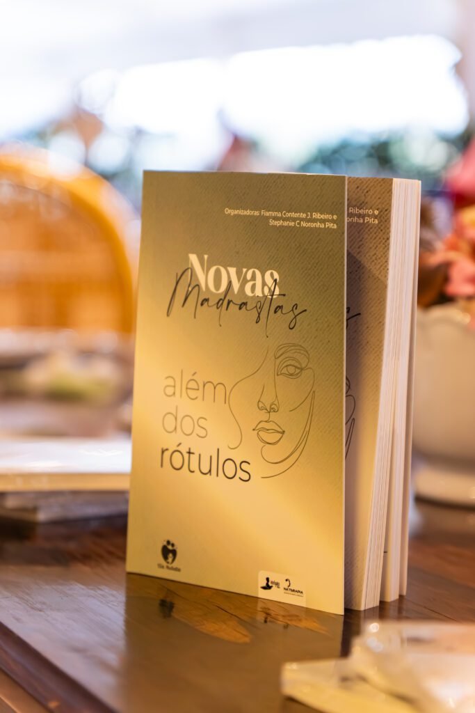 “Exemplar do livro Novas Madrastas Além dos Rótulos no lançamento em Brasília”
