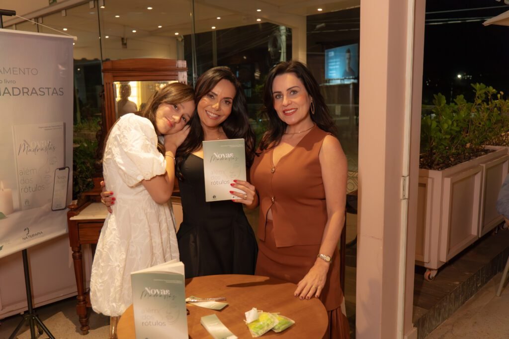 “Fiamma Ribeiro autografando exemplares no lançamento do livro Novas Madrastas Além dos Rótulos”