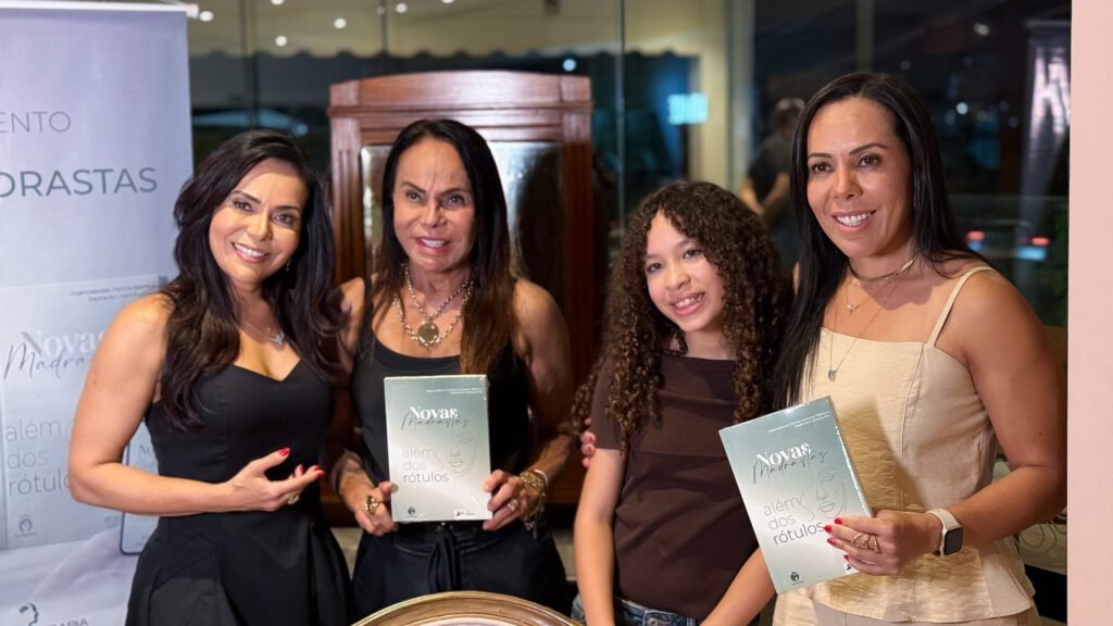 “Exemplar do livro Novas Madrastas Além dos Rótulos no lançamento em Brasília”