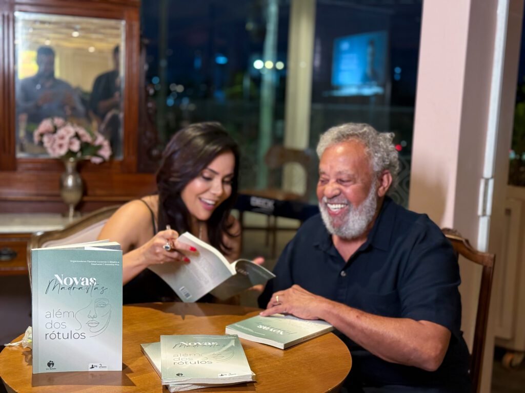 “Fiamma Ribeiro autografando exemplares no lançamento do livro Novas Madrastas Além dos Rótulos”