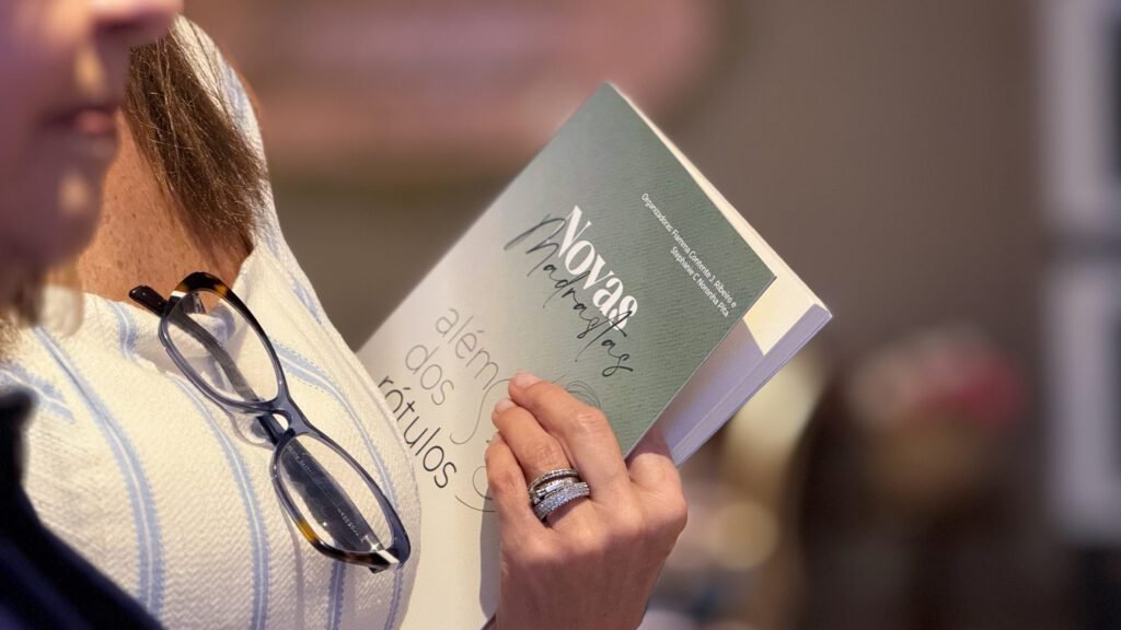 “Exemplar do livro Novas Madrastas Além dos Rótulos no lançamento em Brasília”