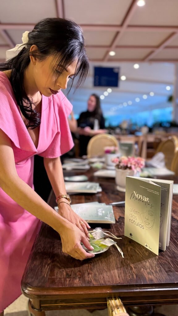 “Exemplar do livro Novas Madrastas Além dos Rótulos no lançamento em Brasília”