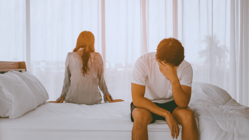 casal distante na cama representando dificuldade de comunicação na família reconstituída